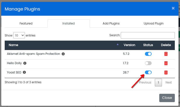Fereastra Manage Plugins, fila Installed: Akismet, Hello Dolly și Yoast SEO cu versiunea, starea și coșul de ștergere